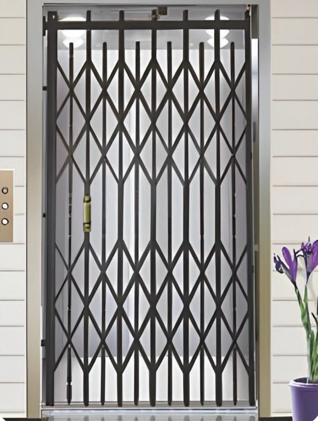 Manual collapsible gate