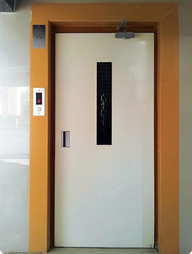 Manual swing door